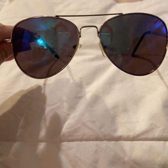 4 Bundle Sunglasses 🕶 - Picture 8 of 9
